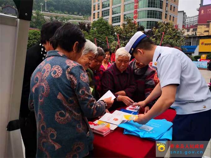 美加州火灾警报升级，文图拉县居民紧急行动备灾